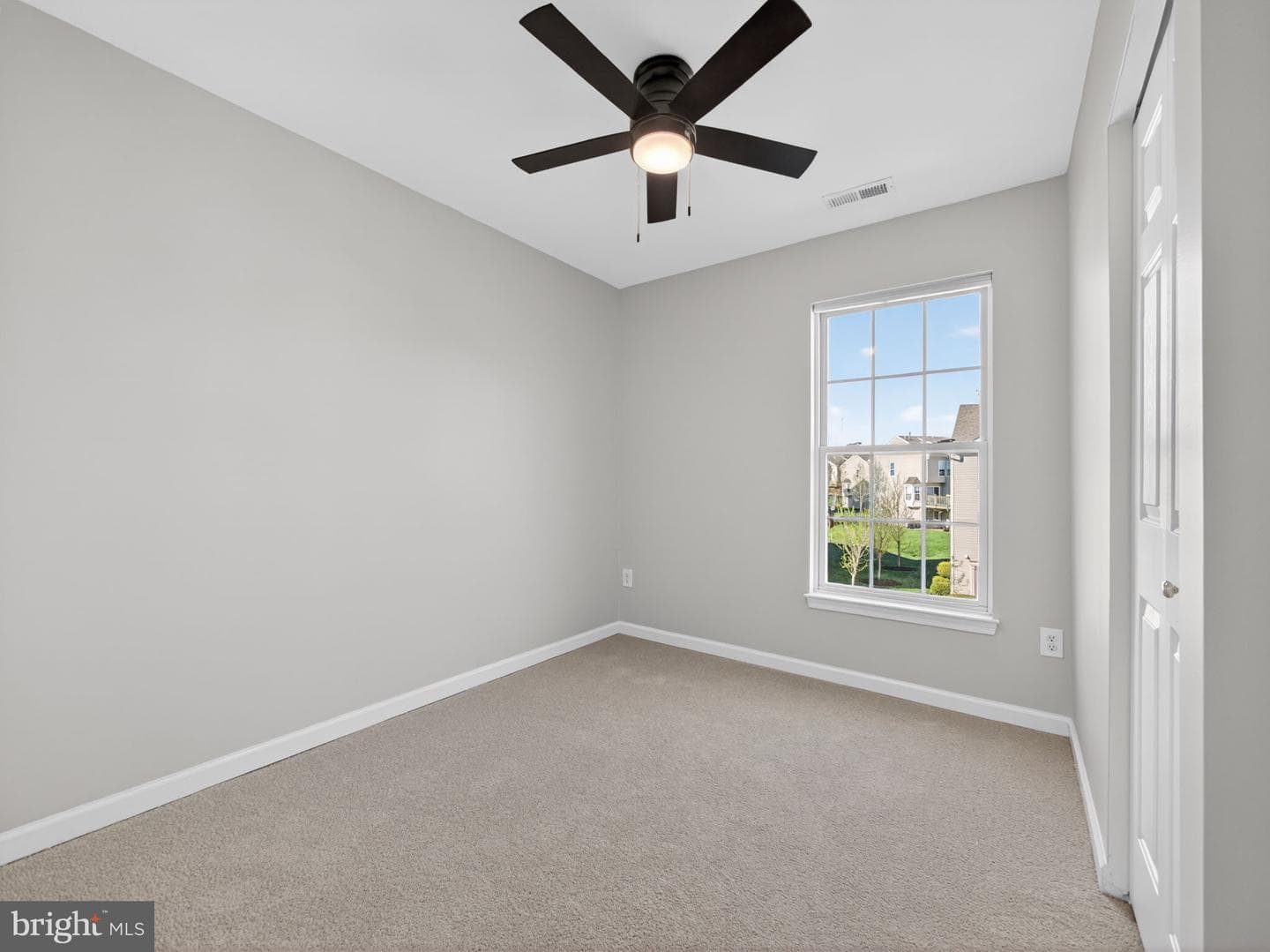 207 Windsor Court photo 33