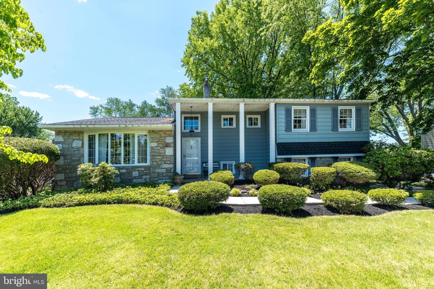 216 Windsor Drive photo 1