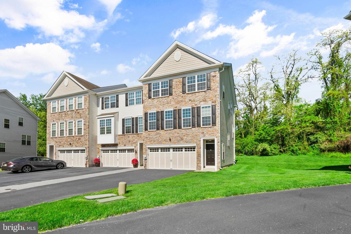 415 Chestnut Court photo 2