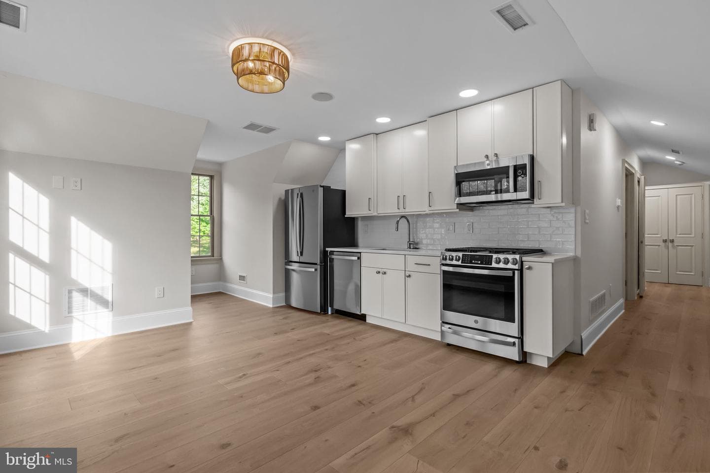 102 Pickwick Drive photo 89