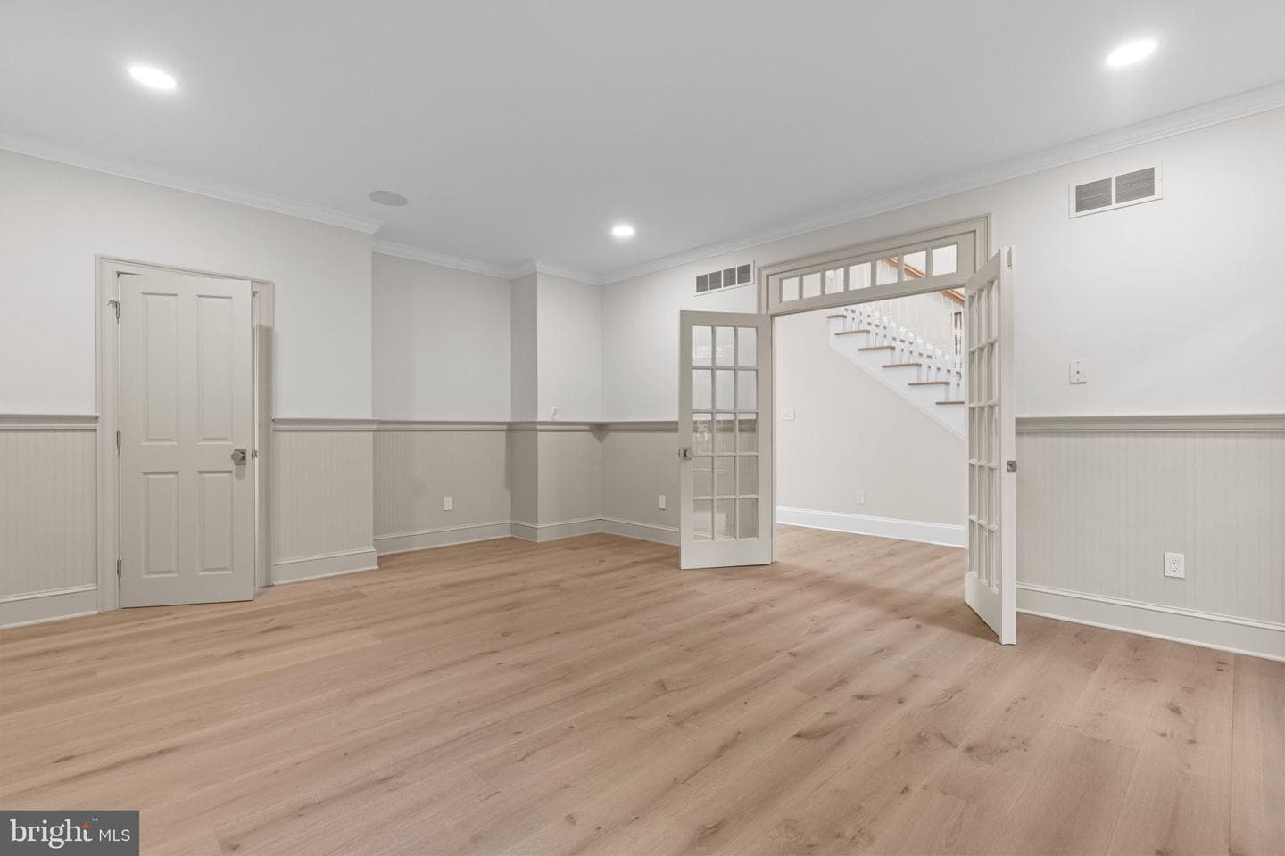 102 Pickwick Drive photo 9