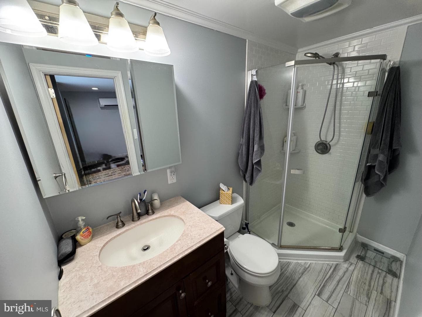 225 Park Ave photo 60