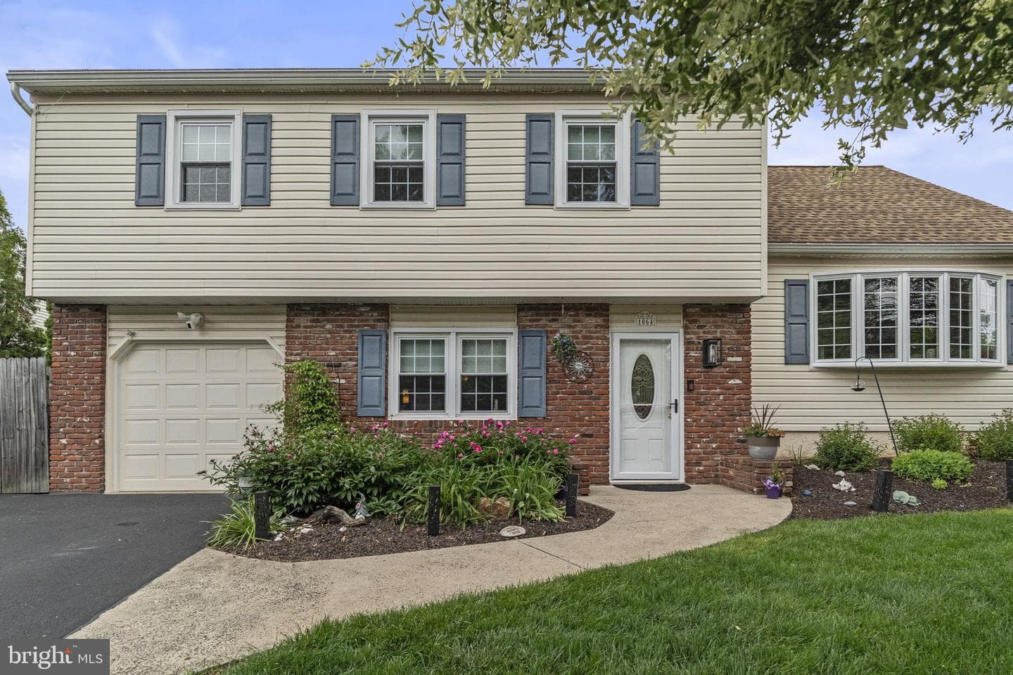 1064 Lincoln photo 3