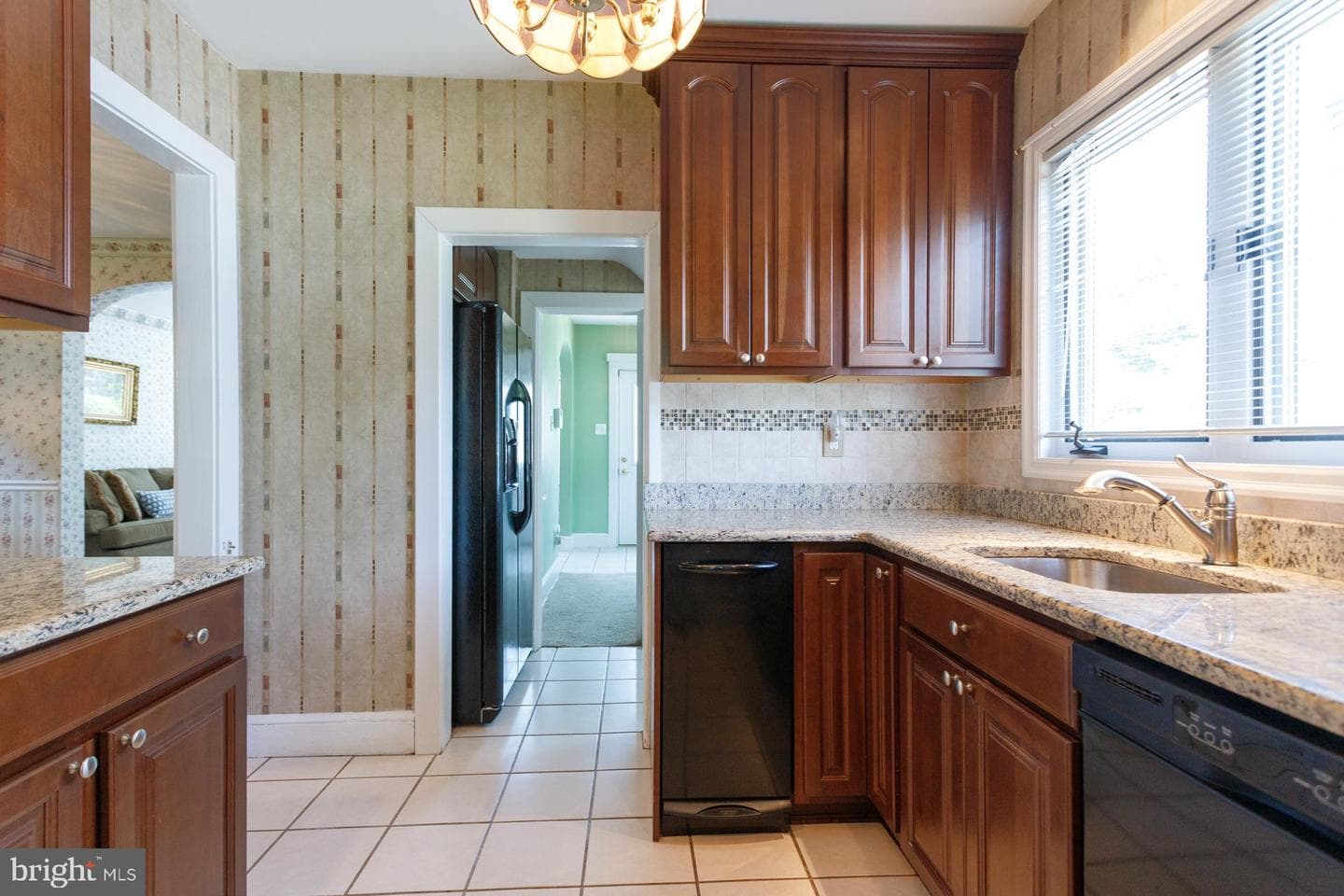 561 Bellevue Ave photo 11