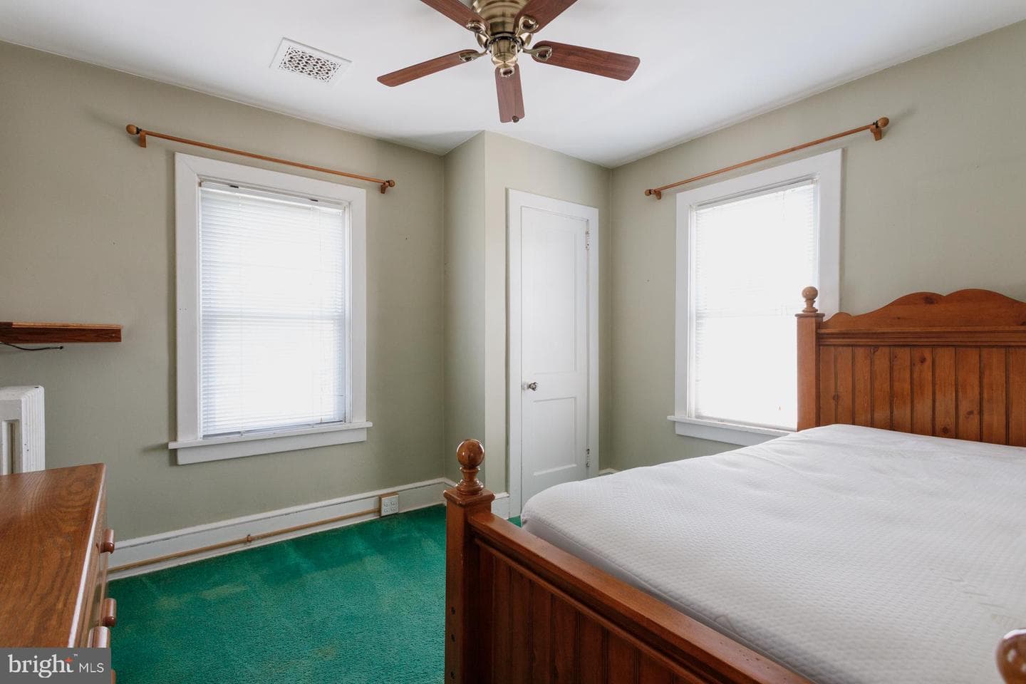 561 Bellevue Ave photo 21
