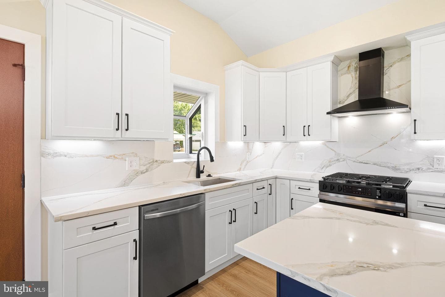 818 Chesterton Road photo 3