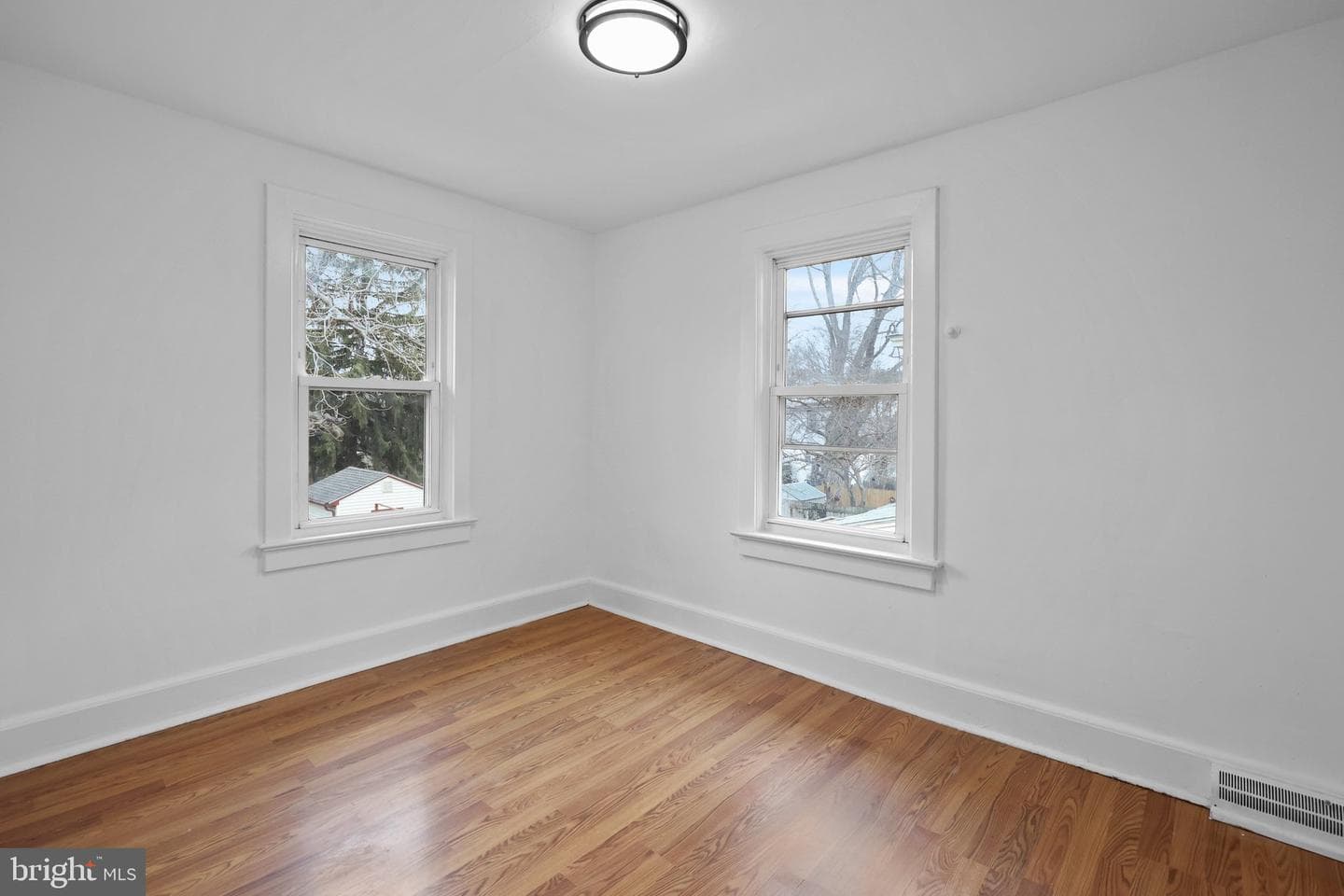 34 E Hendrickson Avenue photo 19