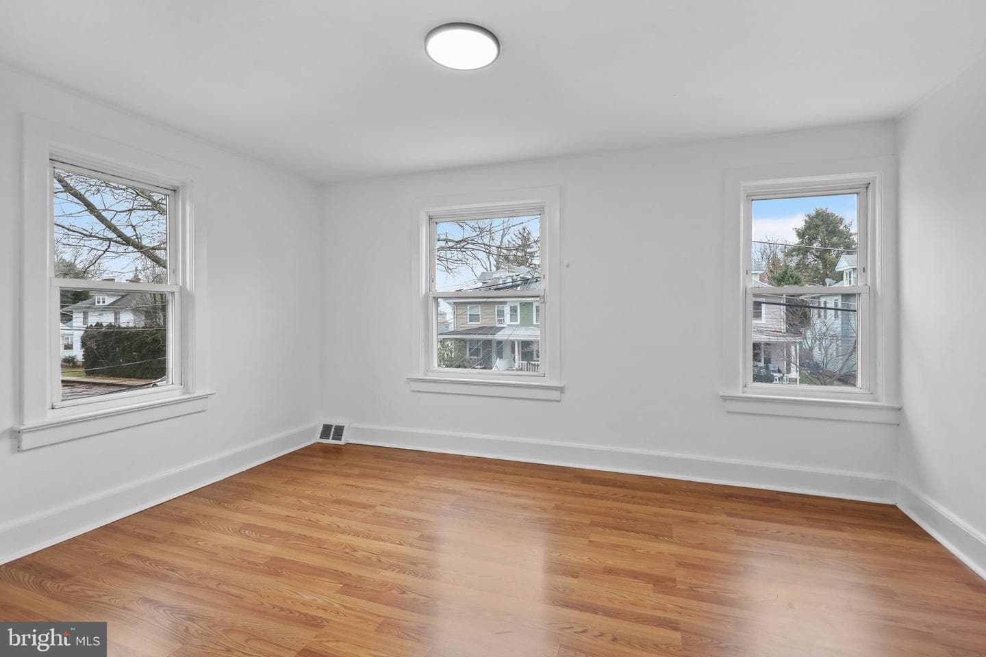 34 E Hendrickson Avenue photo 22