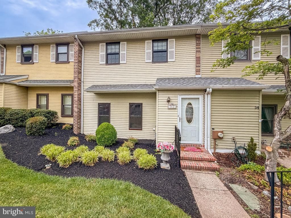 52 Woodbridge Court N photo 2