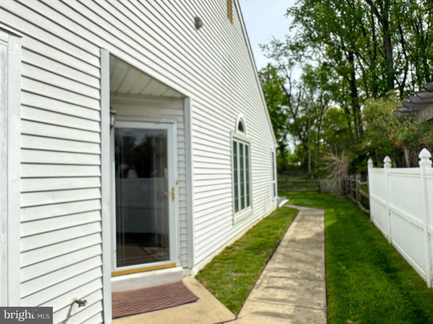 290 Woods Edge Place photo 2