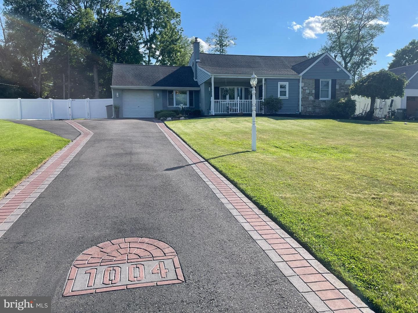 1004 Hillside Drive photo 1