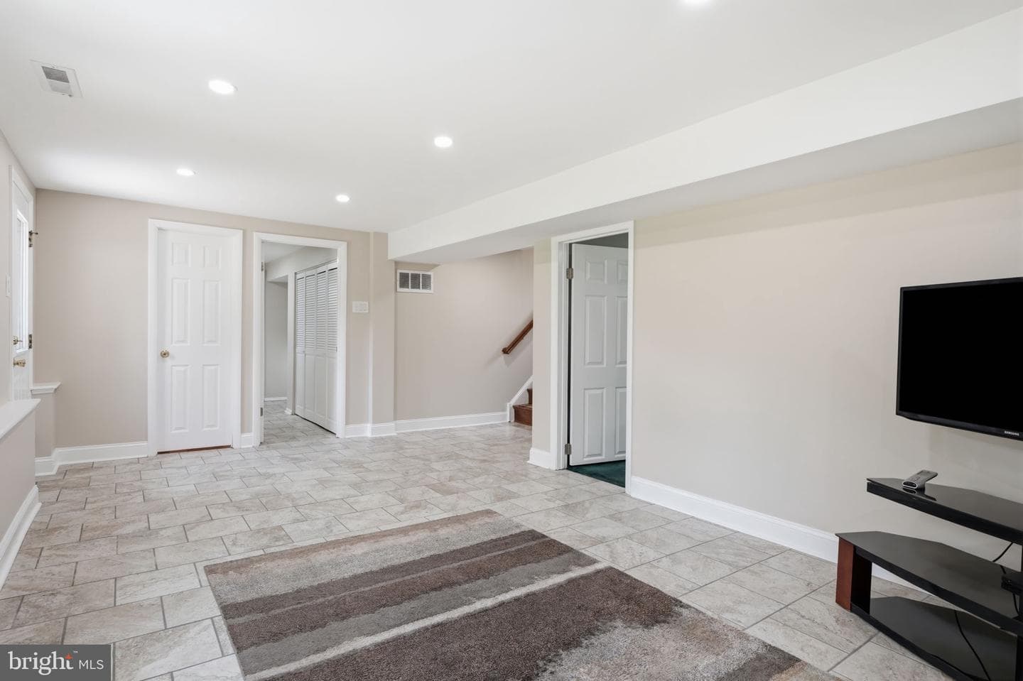 688 Fairfield Drive photo 24