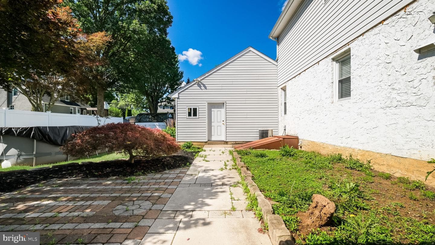 1915 Grand Avenue photo 28