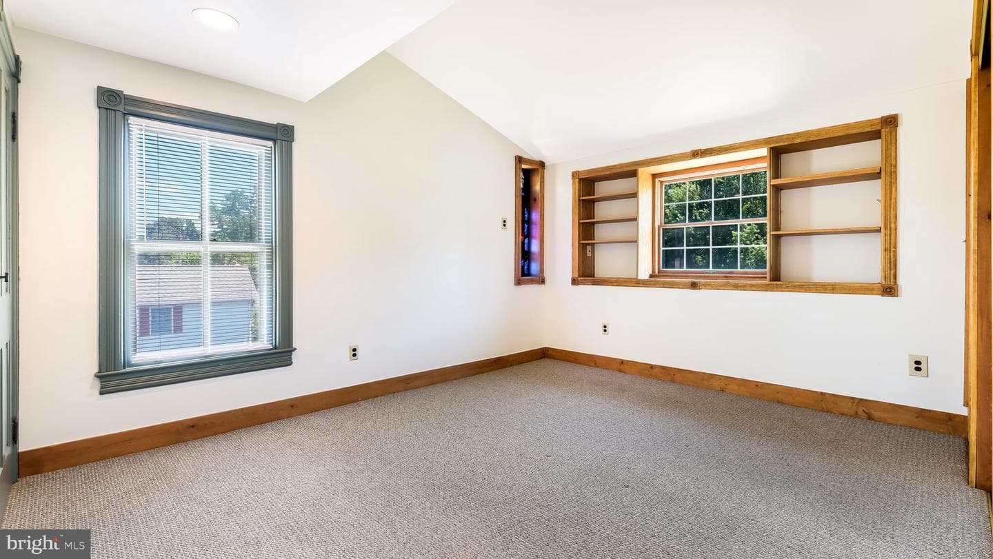 132 E Marshall Avenue photo 22