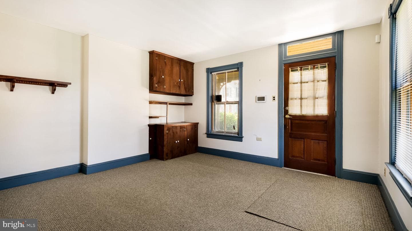 132 E Marshall Avenue photo 5