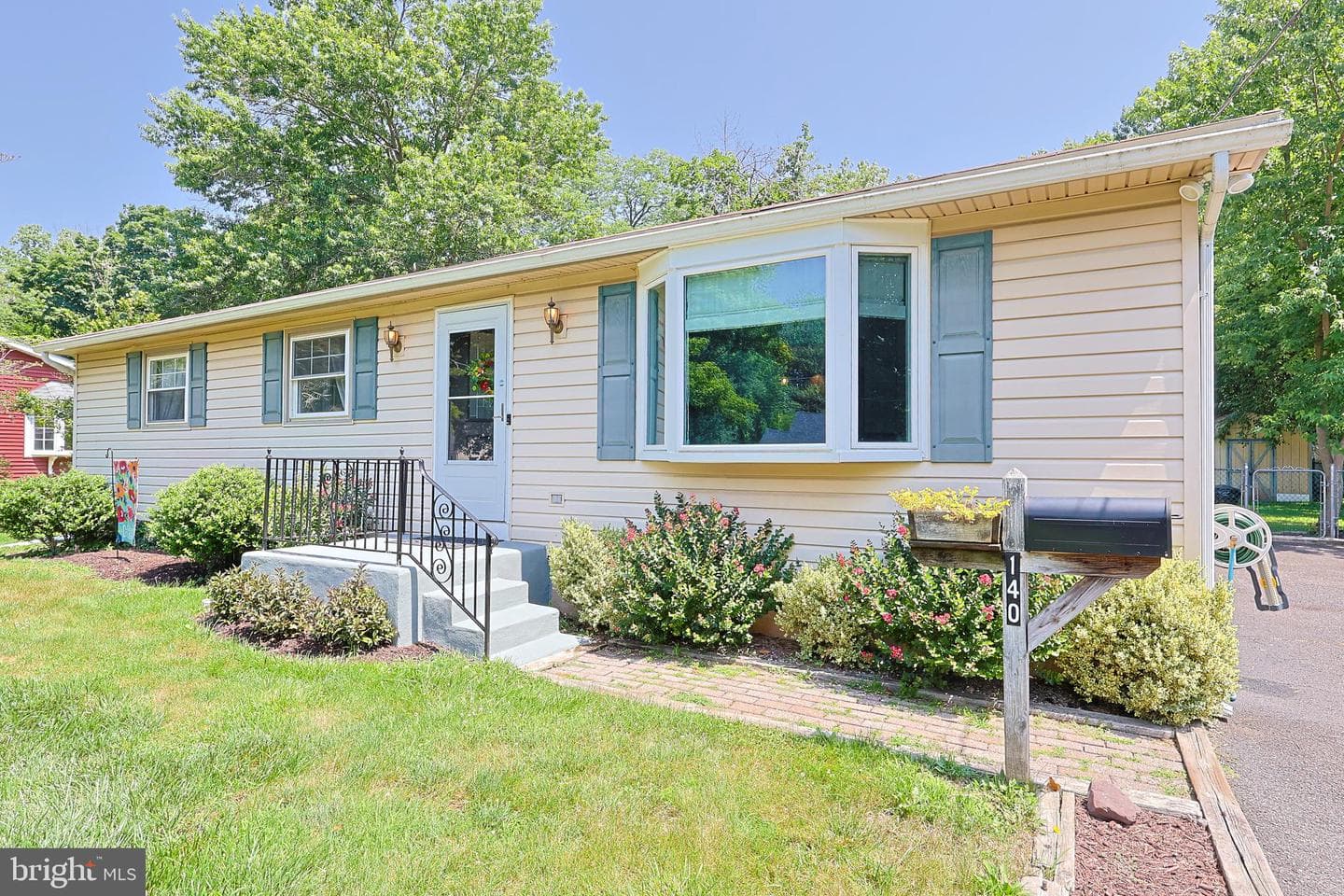 140 Longshore Avenue photo 3
