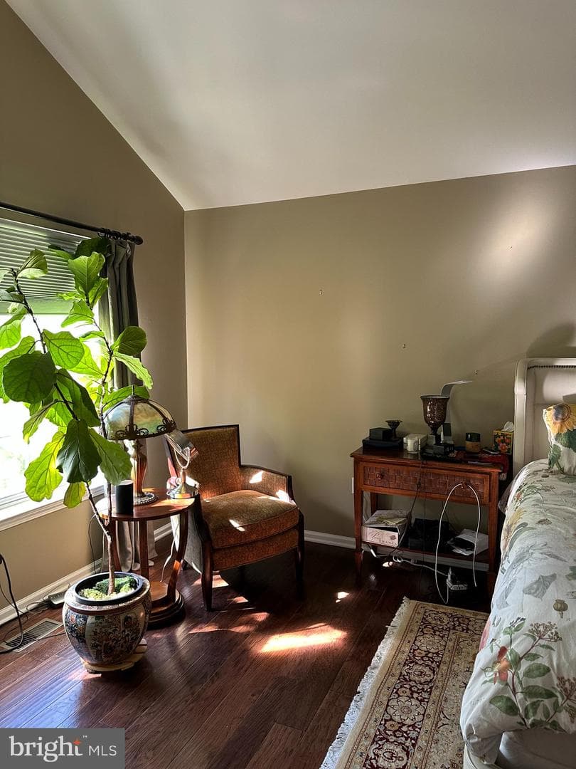 203 Oaktree Court photo 10