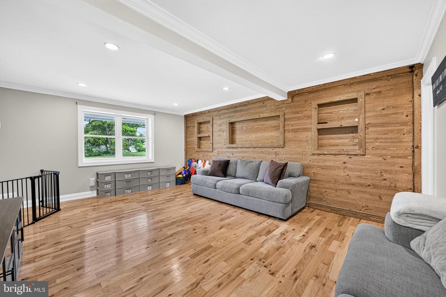281 N Hawthorne photo 19
