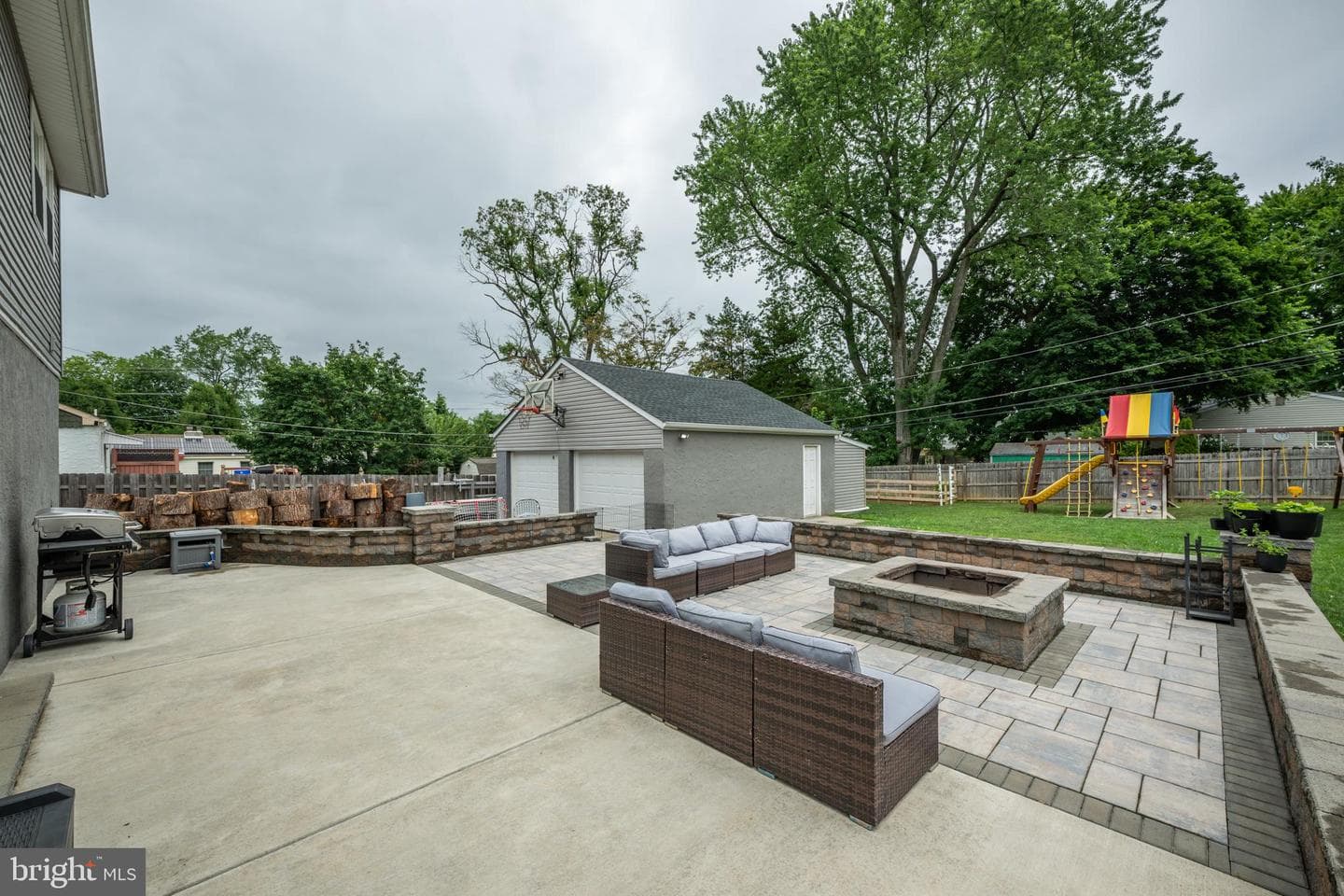 281 N Hawthorne photo 33