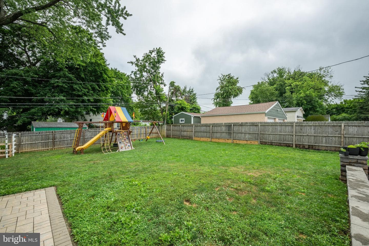 281 N Hawthorne photo 38