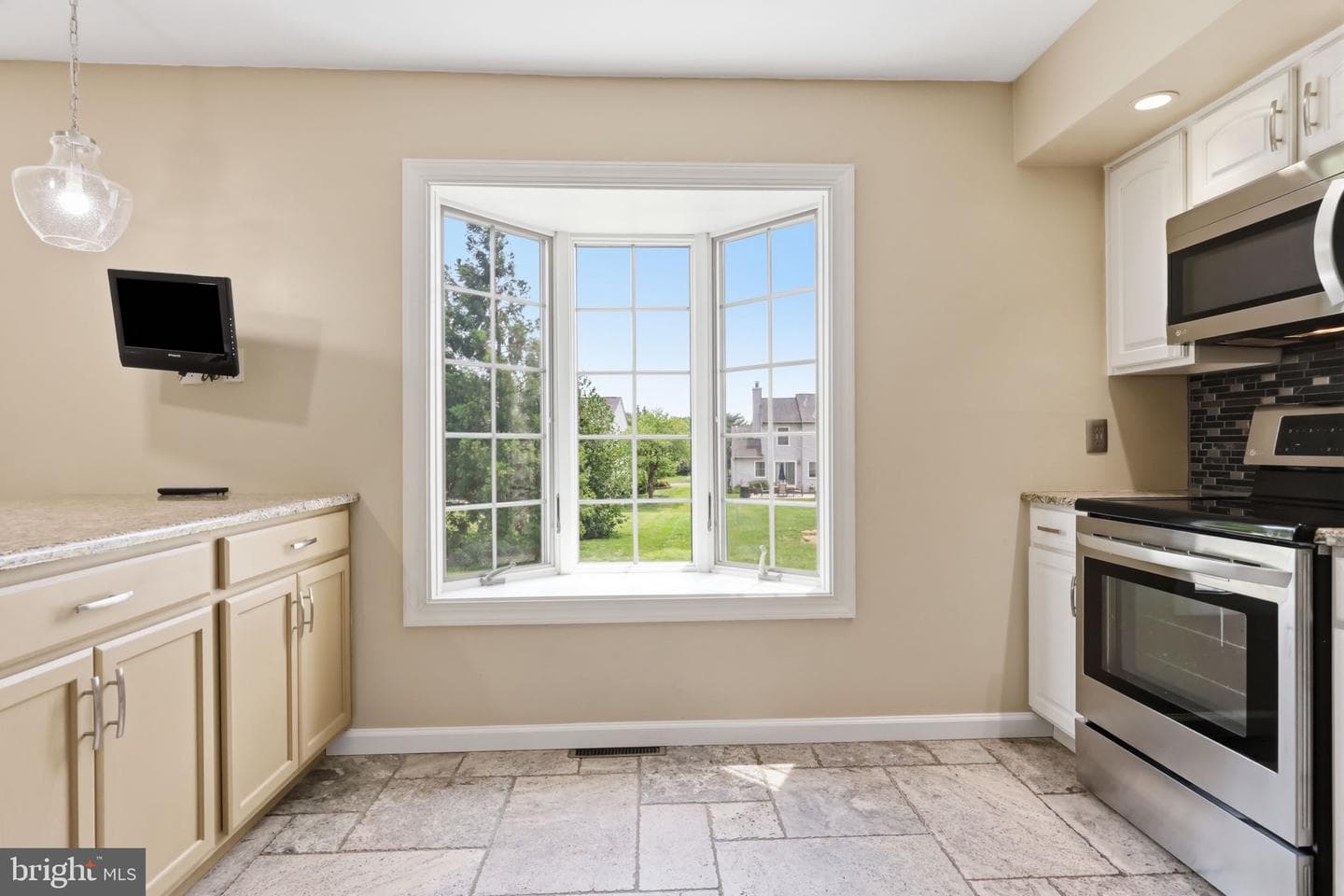 572 Sterling Street photo 22