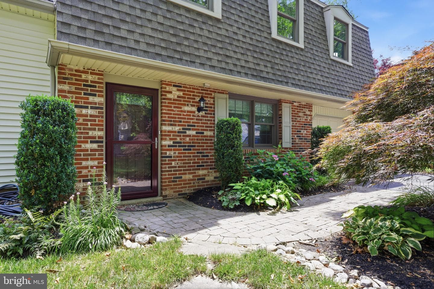 572 Sterling Street photo 4