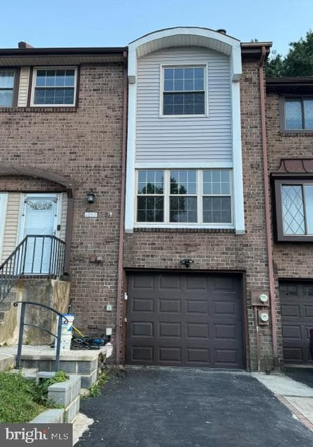 1012 Burnley Court photo 2