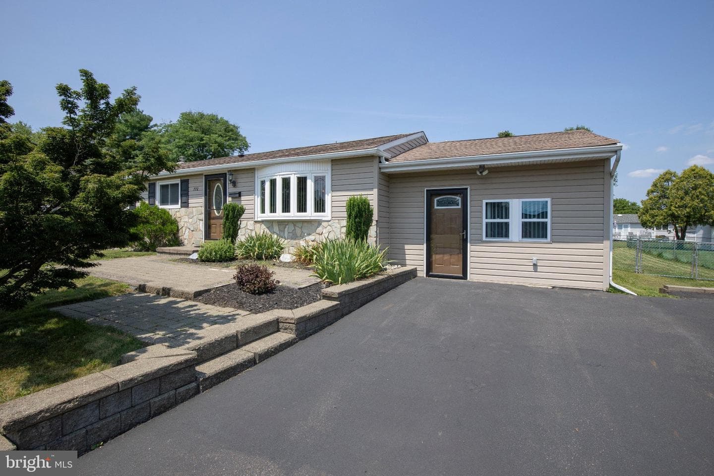 772 Clifford Street photo 3