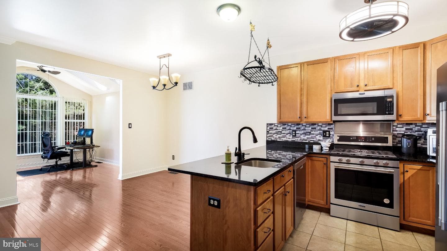 320 Oxford Lane photo 13