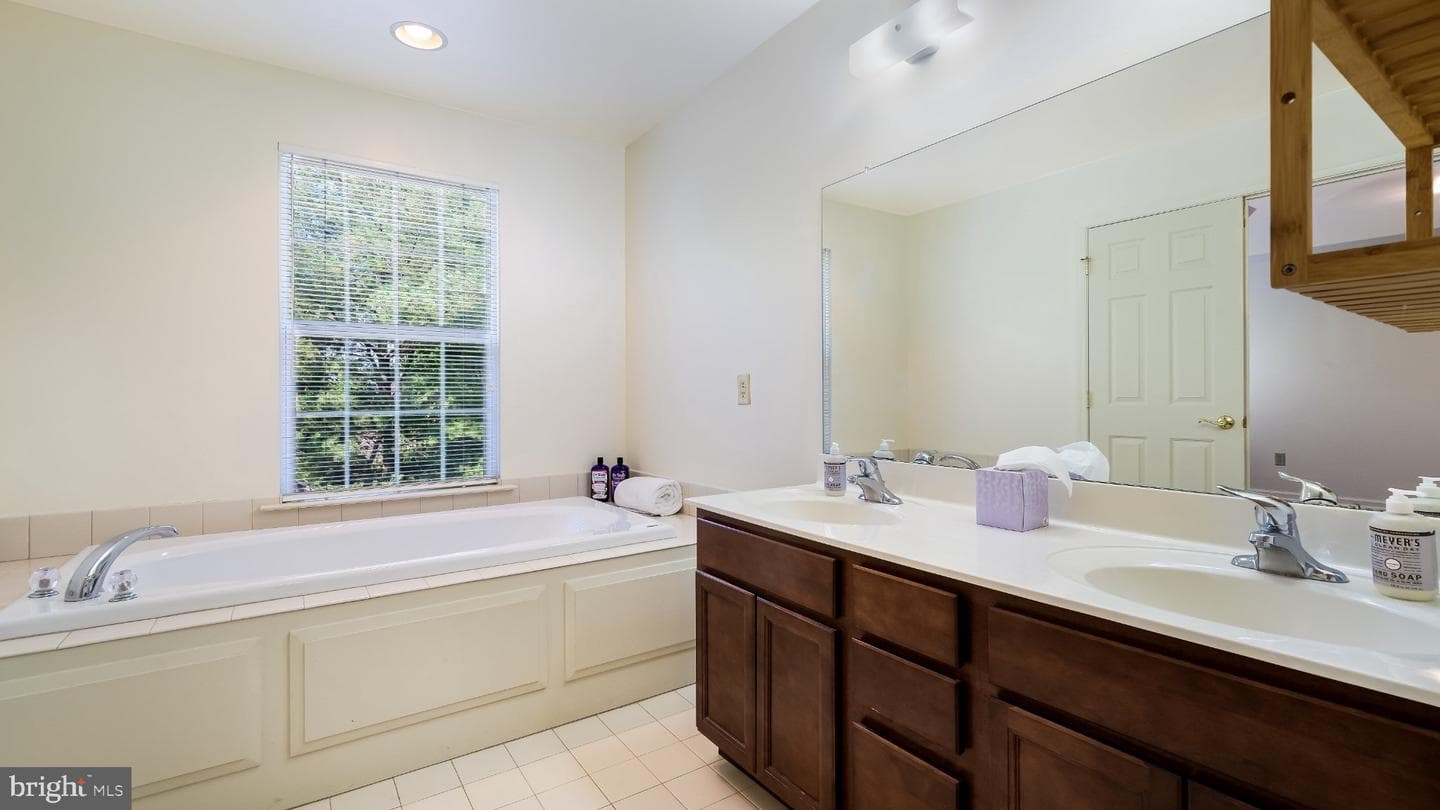 320 Oxford Lane photo 20