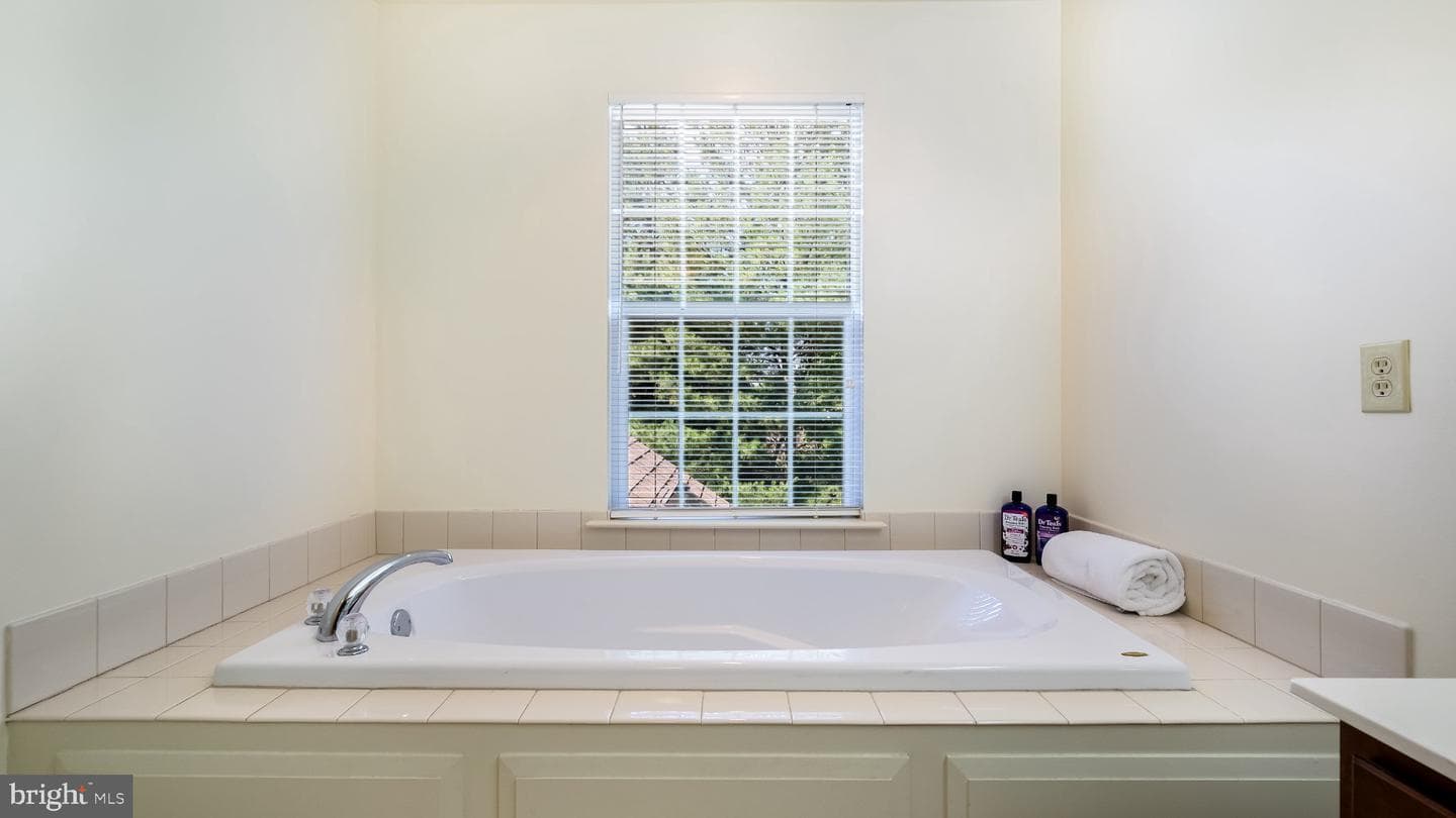 320 Oxford Lane photo 21