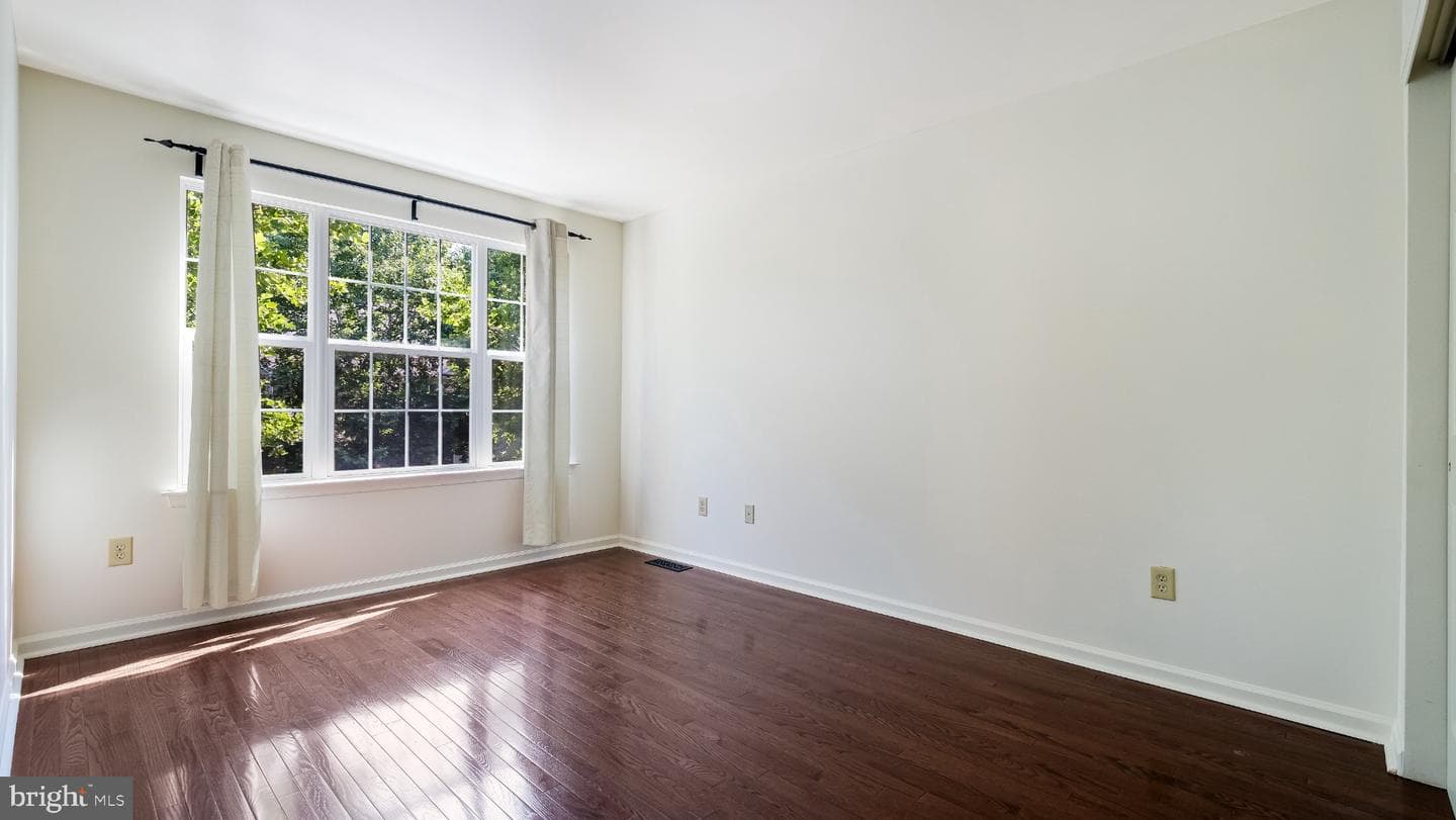 320 Oxford Lane photo 24