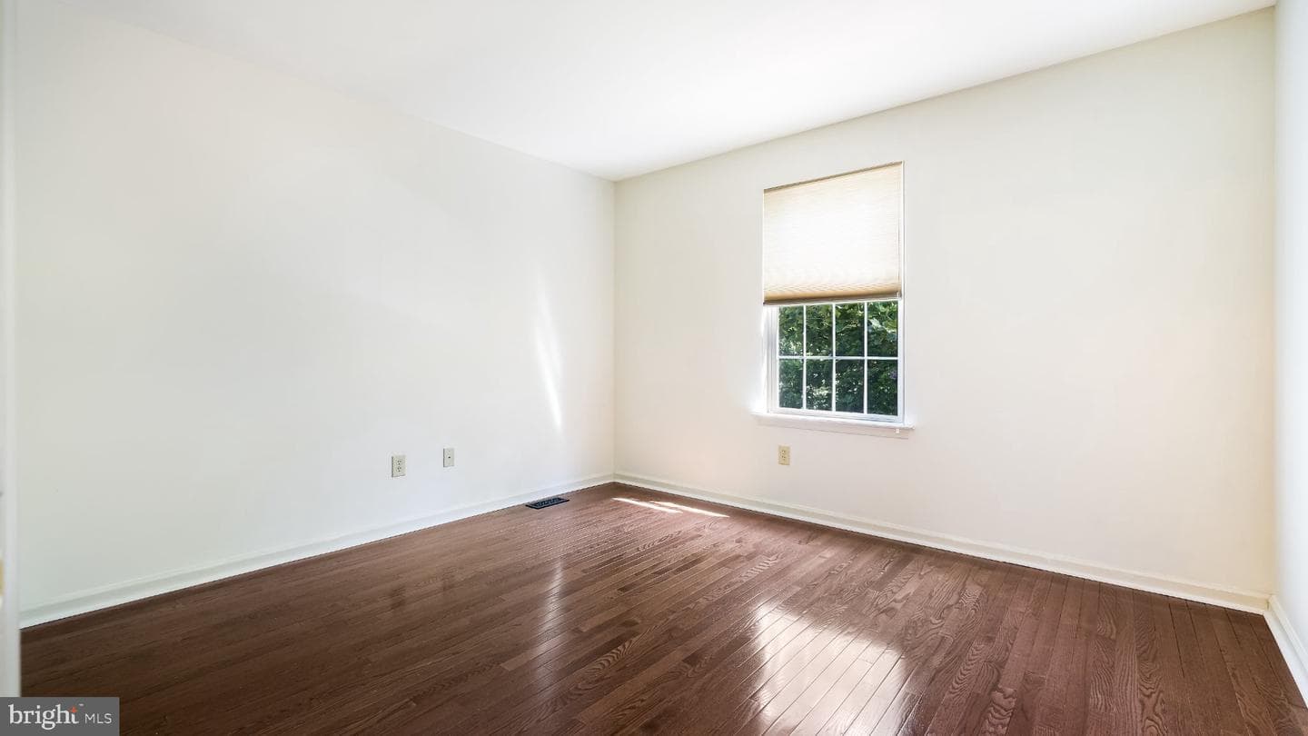 320 Oxford Lane photo 26