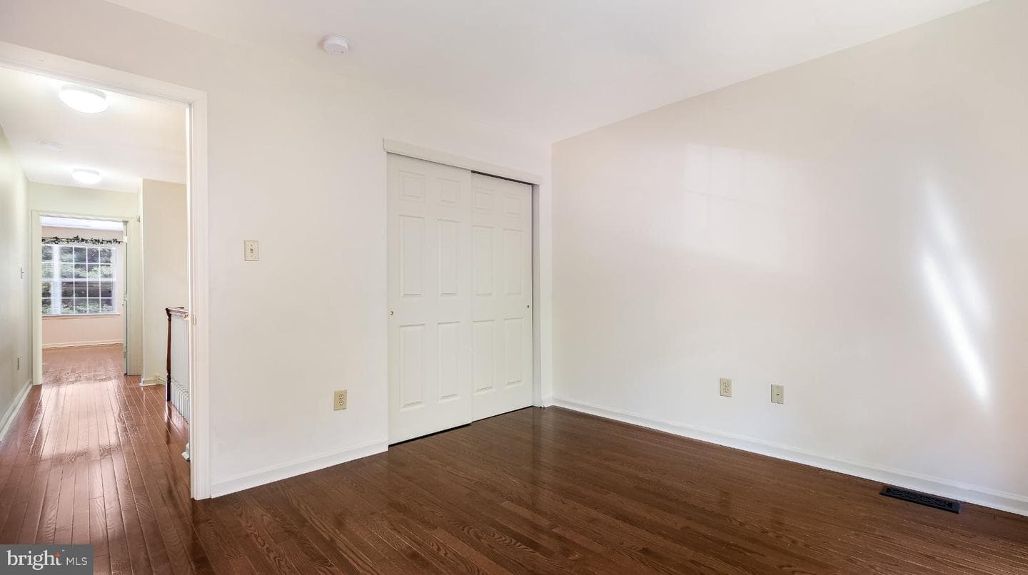 320 Oxford Lane photo 27