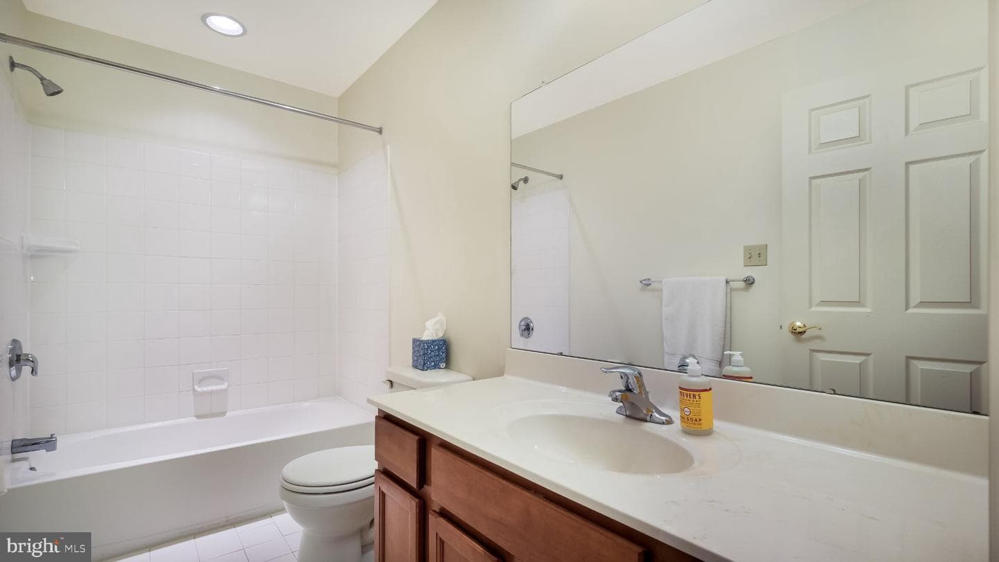 320 Oxford Lane photo 28