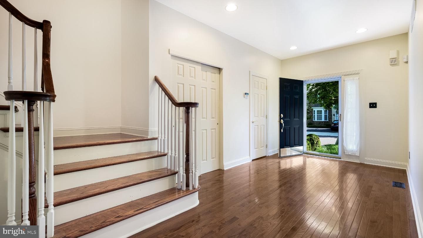 320 Oxford Lane photo 3