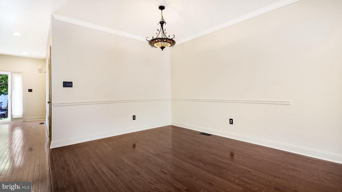 320 Oxford Lane photo 4