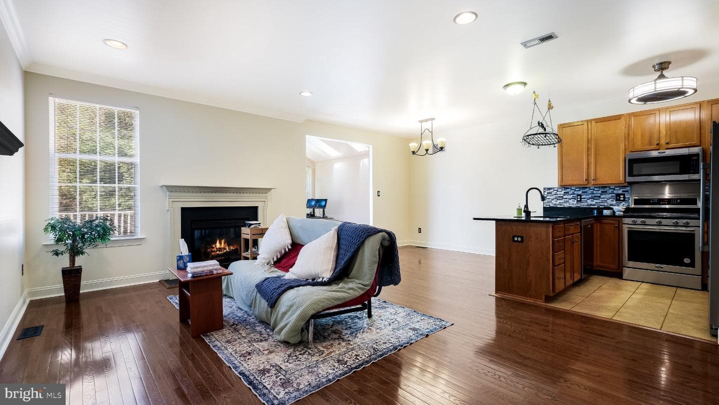 320 Oxford Lane photo 8
