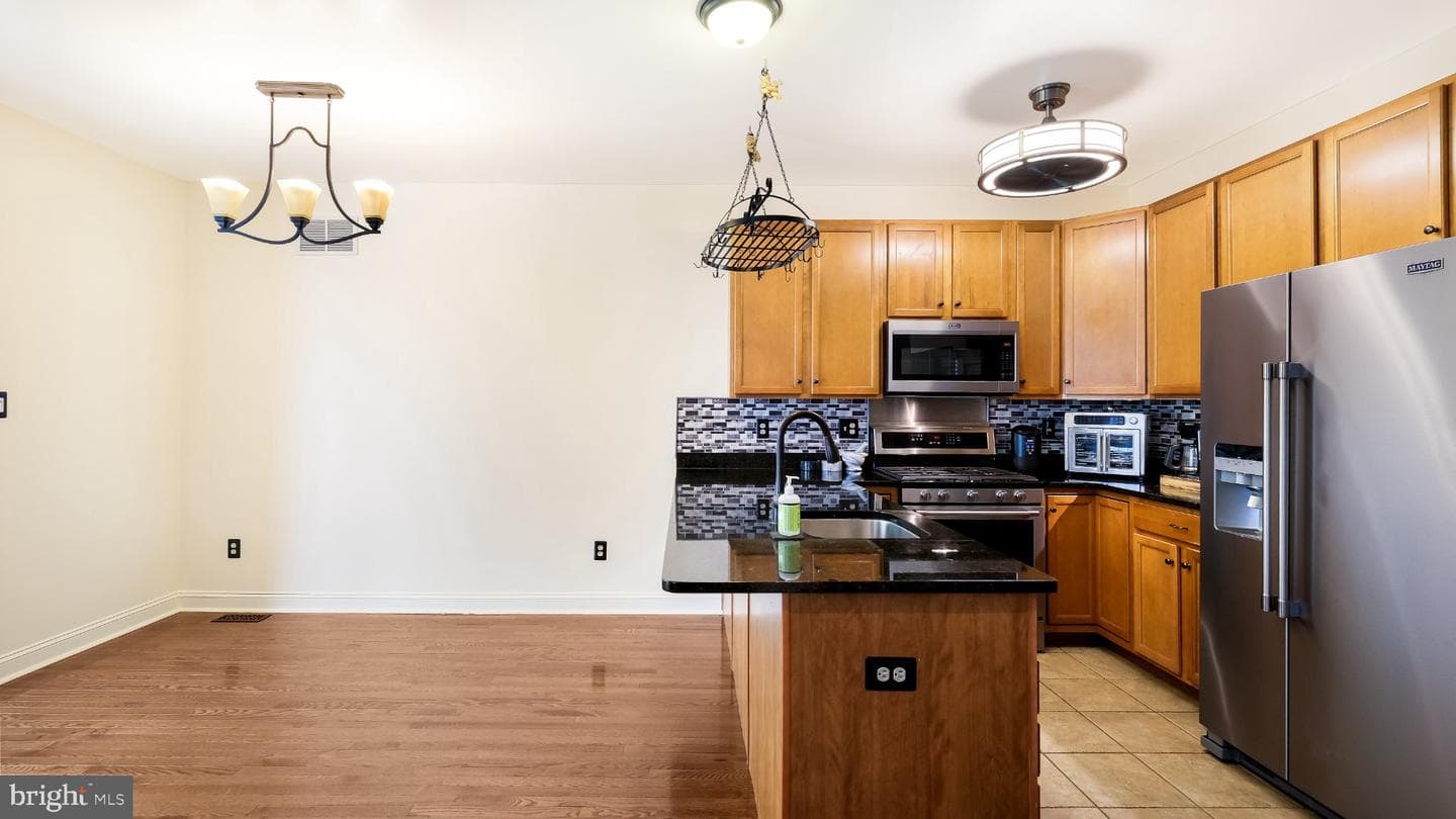 320 Oxford Lane photo 9
