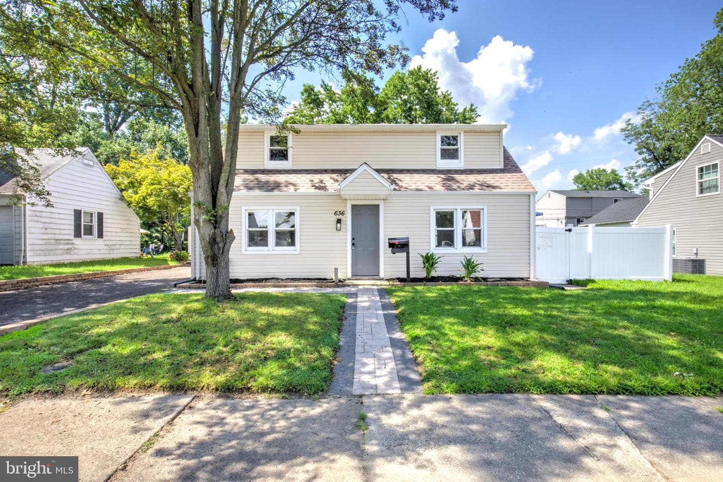 636 Osborne Avenue photo 1