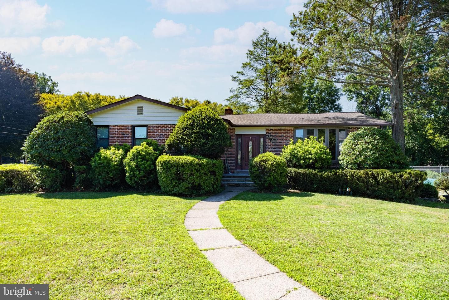 975 Spring View Drive photo 1
