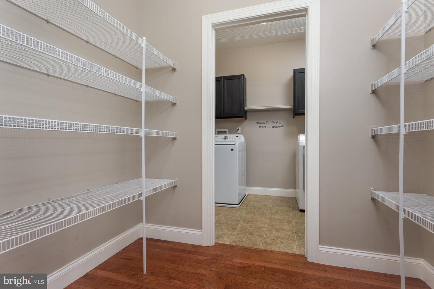 10 Jamestown Square photo 14