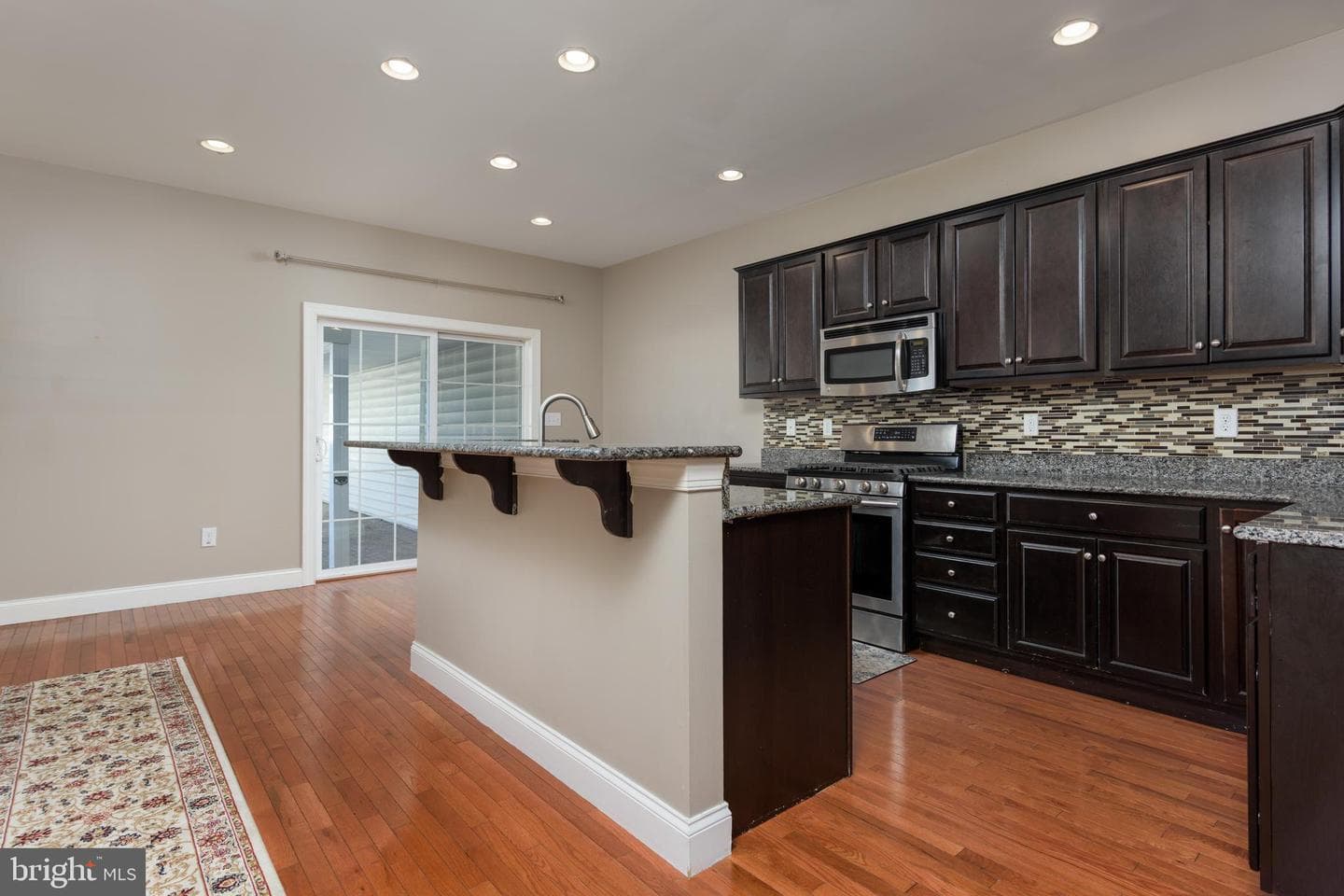 10 Jamestown Square photo 16