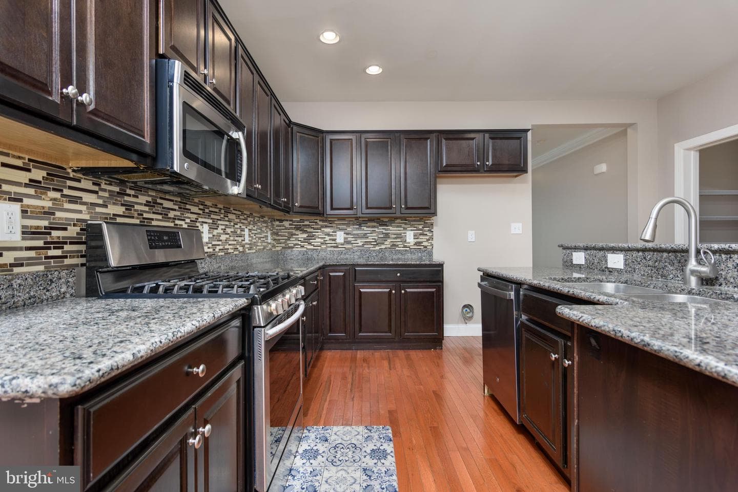 10 Jamestown Square photo 17