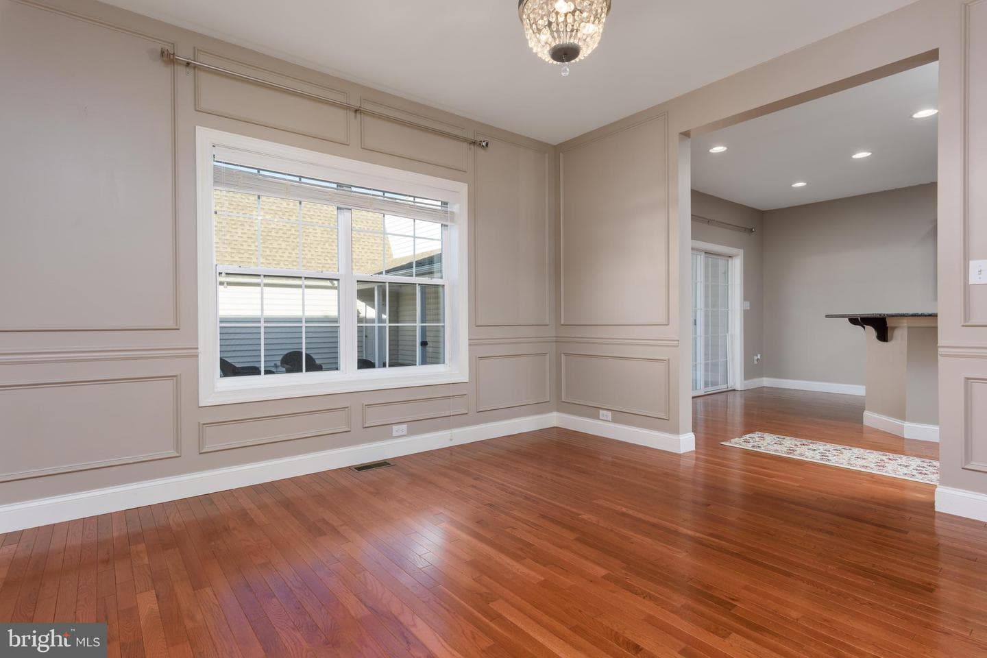 10 Jamestown Square photo 19