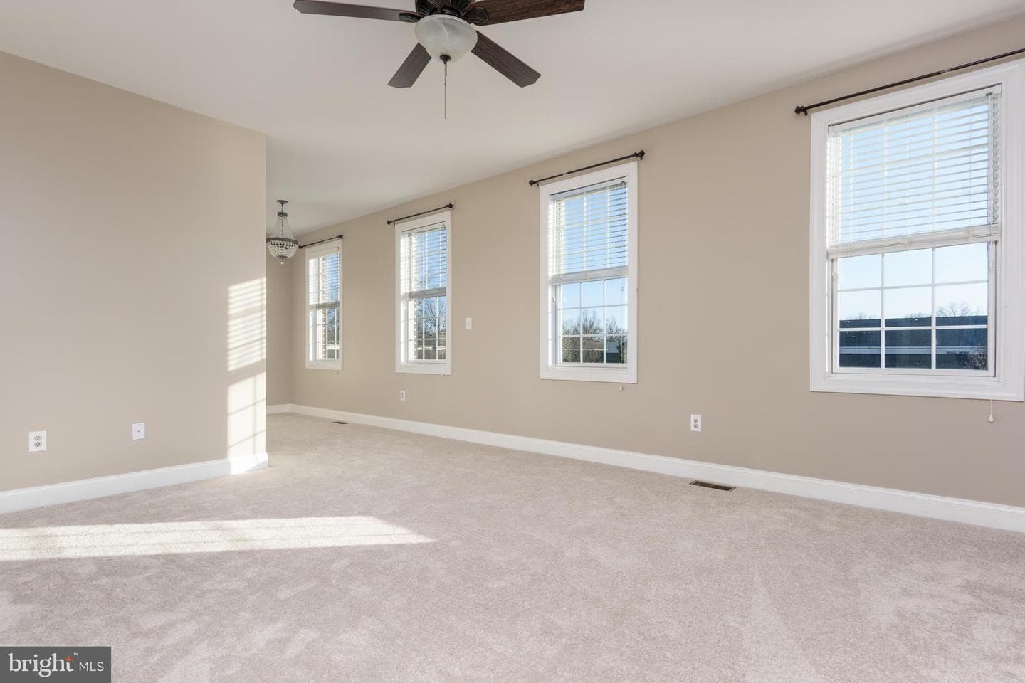 10 Jamestown Square photo 23