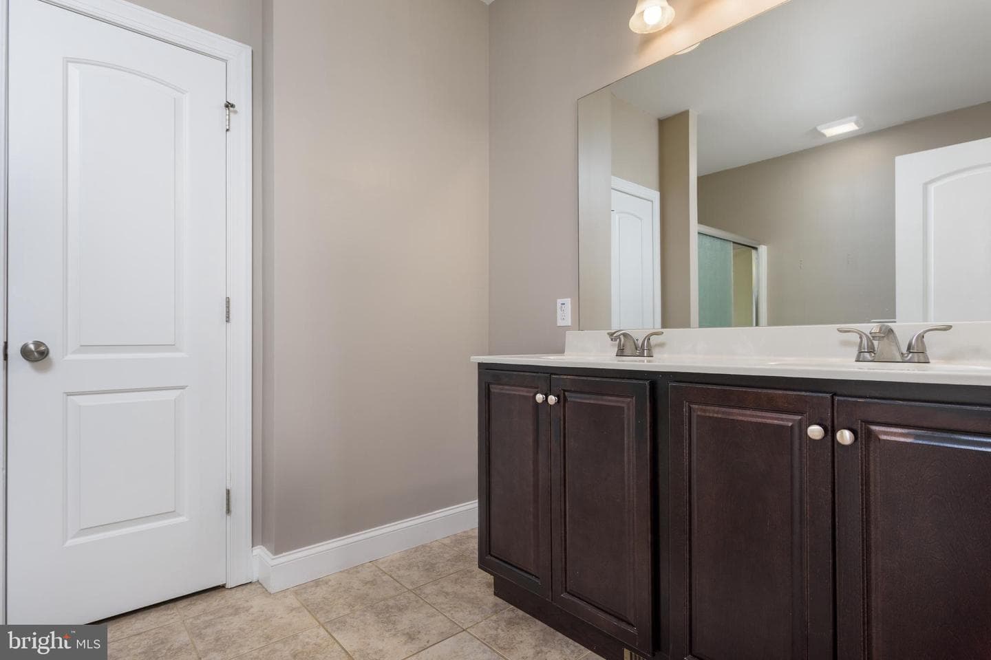 10 Jamestown Square photo 24