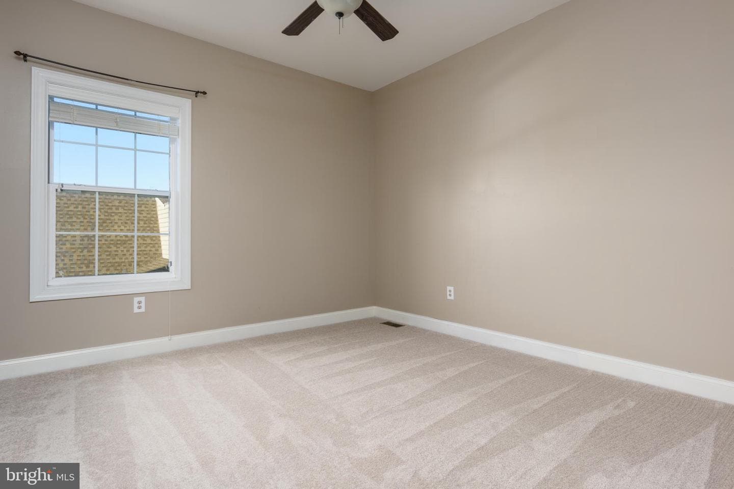 10 Jamestown Square photo 26
