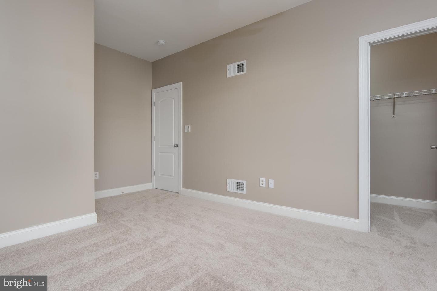 10 Jamestown Square photo 27