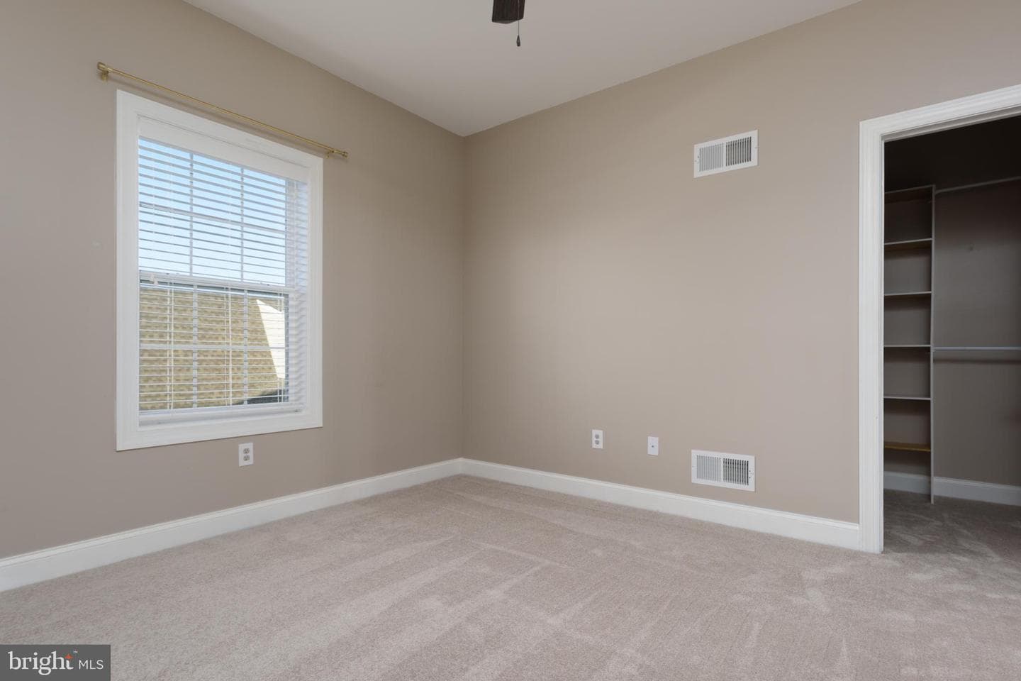 10 Jamestown Square photo 28